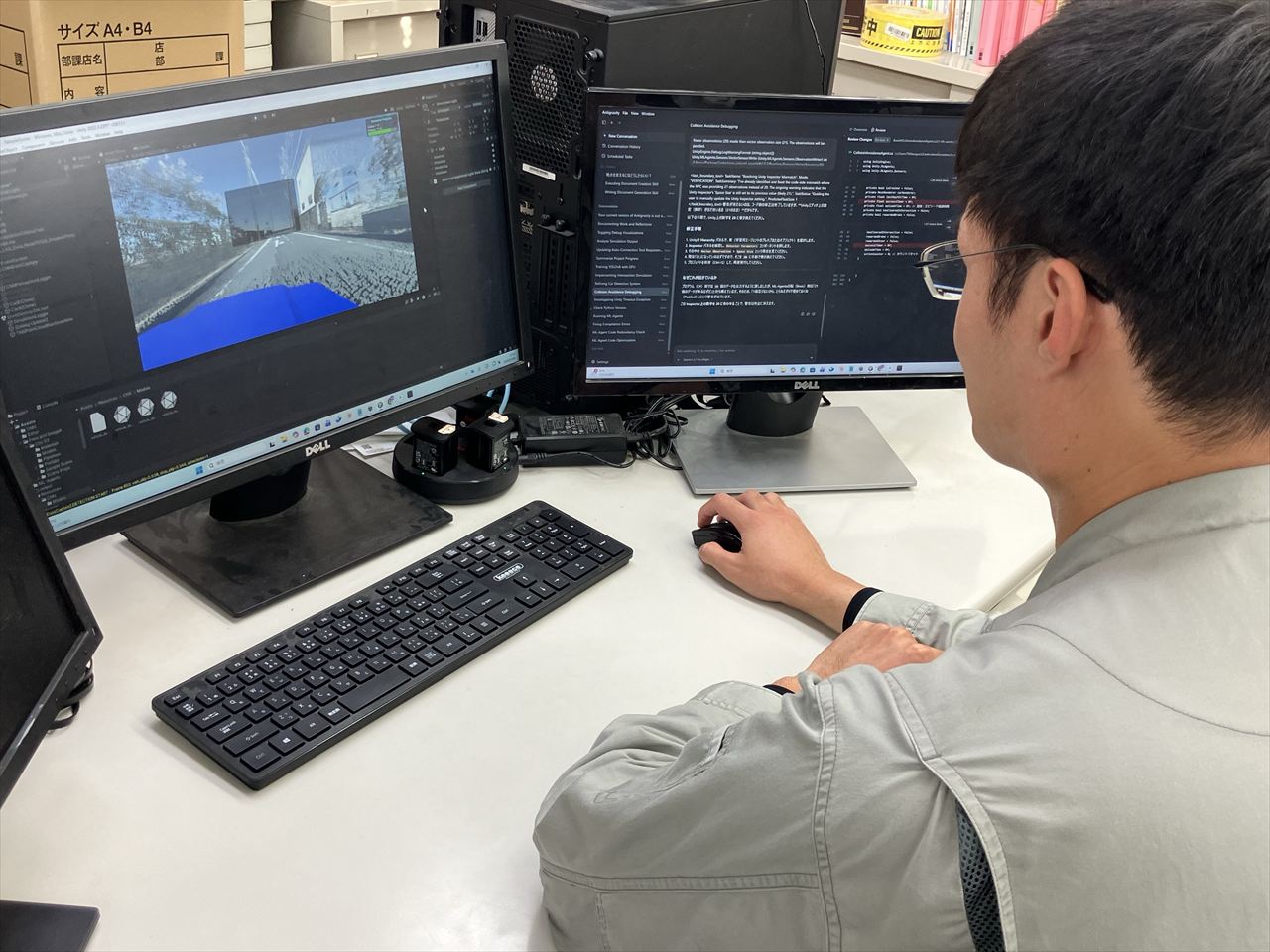 点群データとシミュレーション画面を操作するTNSのエンジニア